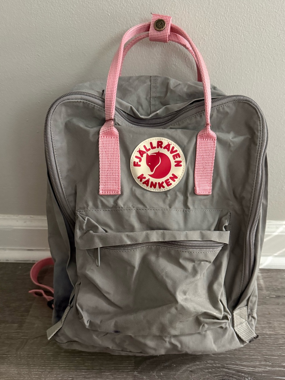 *Flaw Fjallraven Kanken Everyday Outdoor Backpack in Fog Pink/Gray